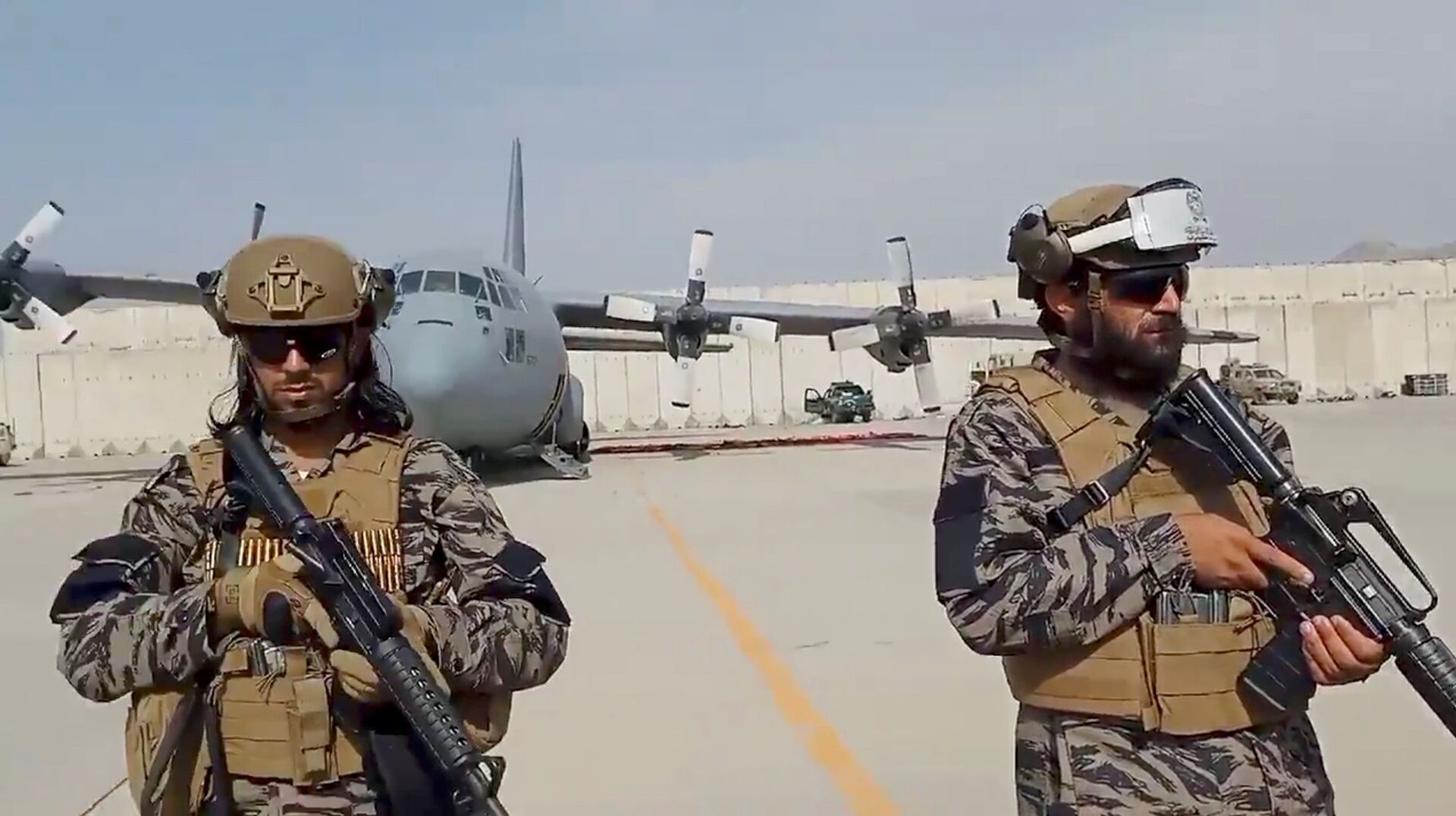 Membros da unidade militar Badri 313 fazem a segurança do Aeroporto de Cabul durante a presença do porta-voz do Talibã, Zabihullah Mujahid - Sputnik Brasil, 1920, 09.11.2021