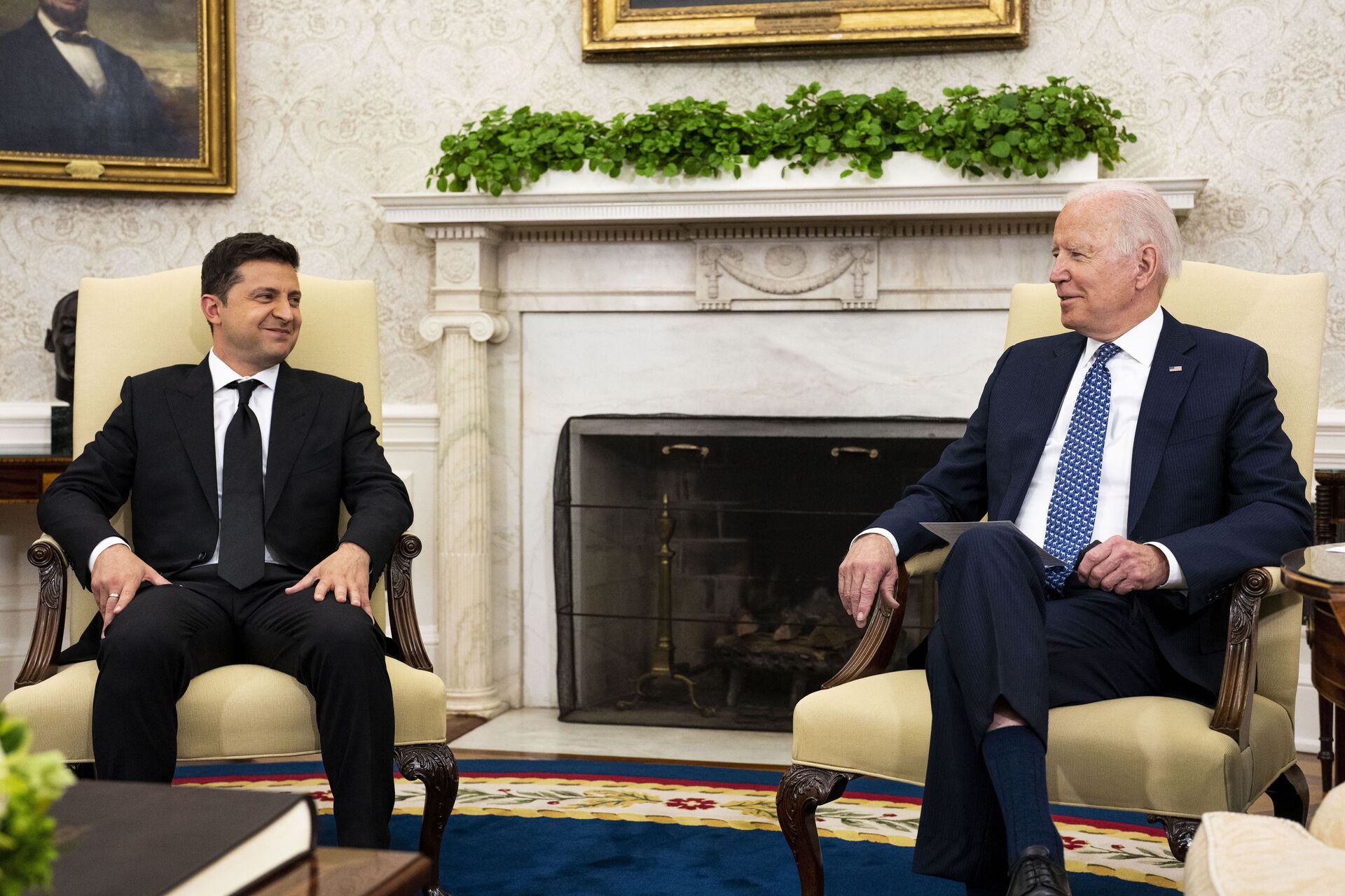 Presidente ucraniano Vladimir Zelensky (e) com o presidente dos EUA, Joe Biden, na Casa Branca, Washington, EUA, em 1º de setembro de 2021 - Sputnik Brasil, 1920, 09.11.2021