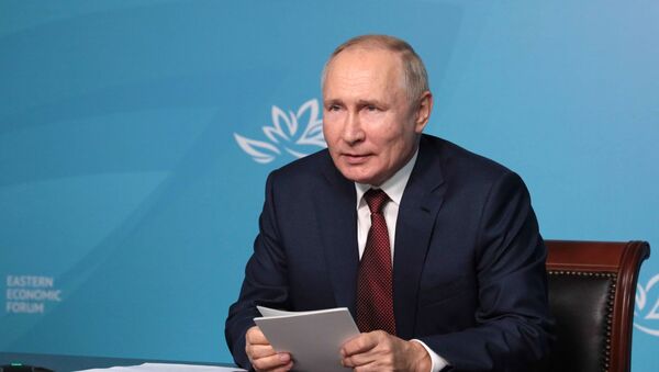 Presidente russo Vladimir Putin participa, através de videoconferência, do Fórum Econômico do Oriente em Vladivostok, 2 de setembro de 2021 - Sputnik Brasil