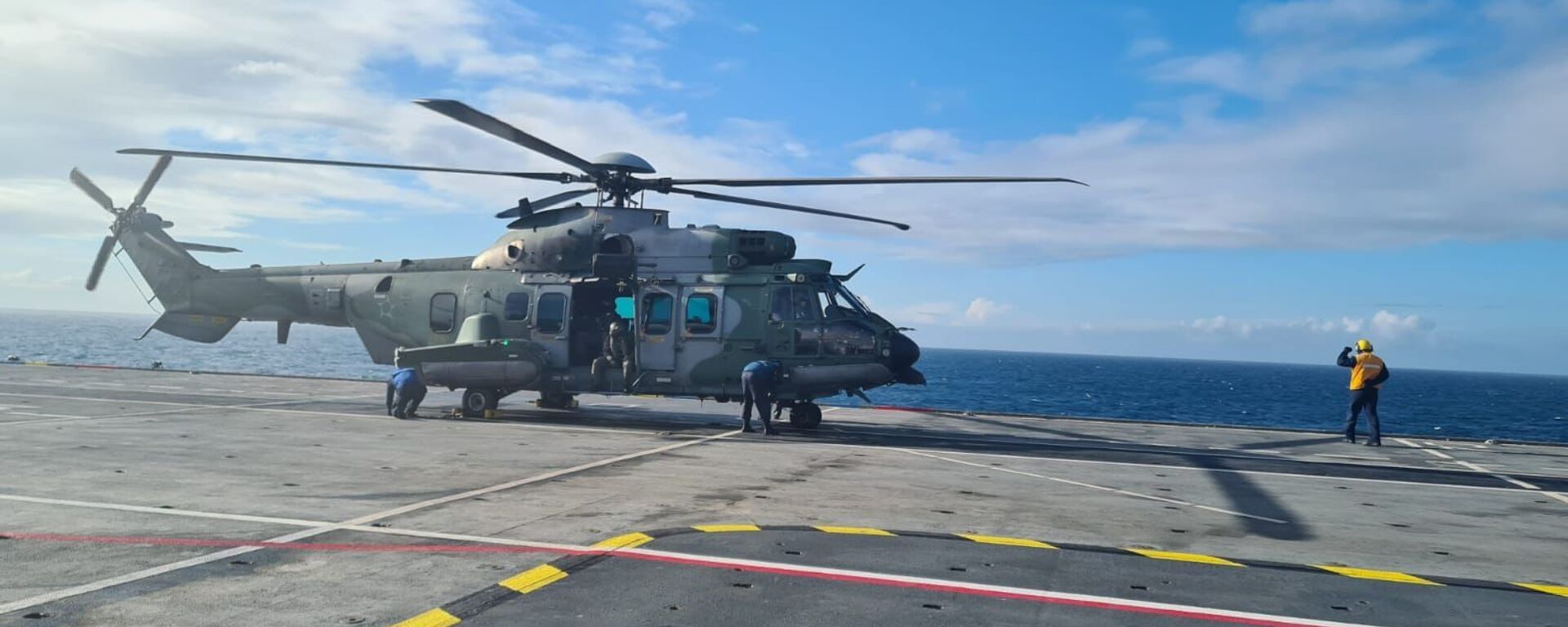 De 31/8 a 3/9, acontece a Operação Poseidon 2021, no Rio de Janeiro/RJ, que visa capacitar pilotos e tripulações do helicóptero modelo H225M a partir do Navio Aeródromo Multipropósito Atlântico - Sputnik Brasil, 1920, 02.09.2021