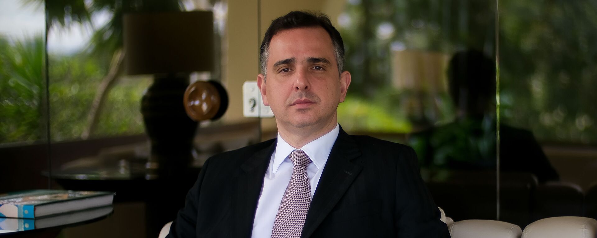 O presidente do Senado federal, senador Rodrigo Pacheco (DEM-MG), posa para fotos após entrevista, na residência oficial do Senado, em Brasília (DF), 20 de abril de 2021 - Sputnik Brasil, 1920, 02.09.2021
