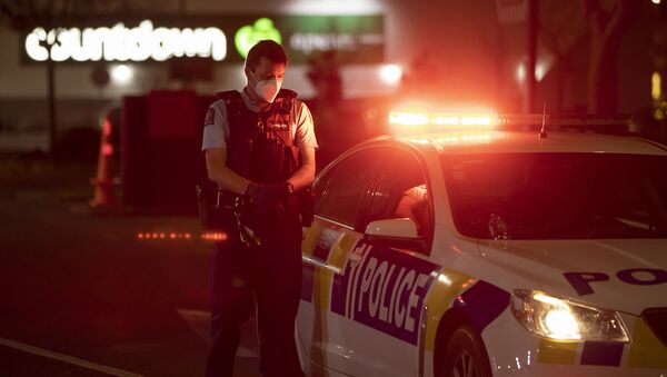 Policial no exterior do supermercado onde ocorreu o ataque a faca em Auckland, Nova Zelândia, 3 de setembro de 2021 - Sputnik Brasil