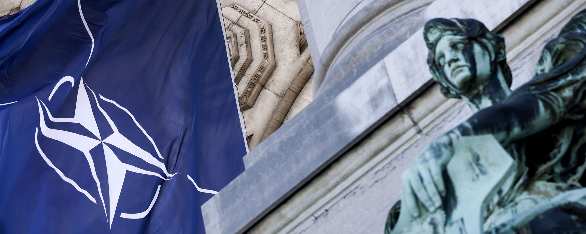 Bandeira da OTAN ao lado de estátua no Parque do Cinquentenário, Bruxelas, Bélgica, 13 de junho de 2021 - Sputnik Brasil, 1920, 15.05.2022