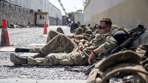 Membros das Forças Armadas do Reino Unido descansam enquanto continuam com a evacuação do pessoal autorizado do aeroporto internacional de Cabul, Afeganistão  - Sputnik Brasil