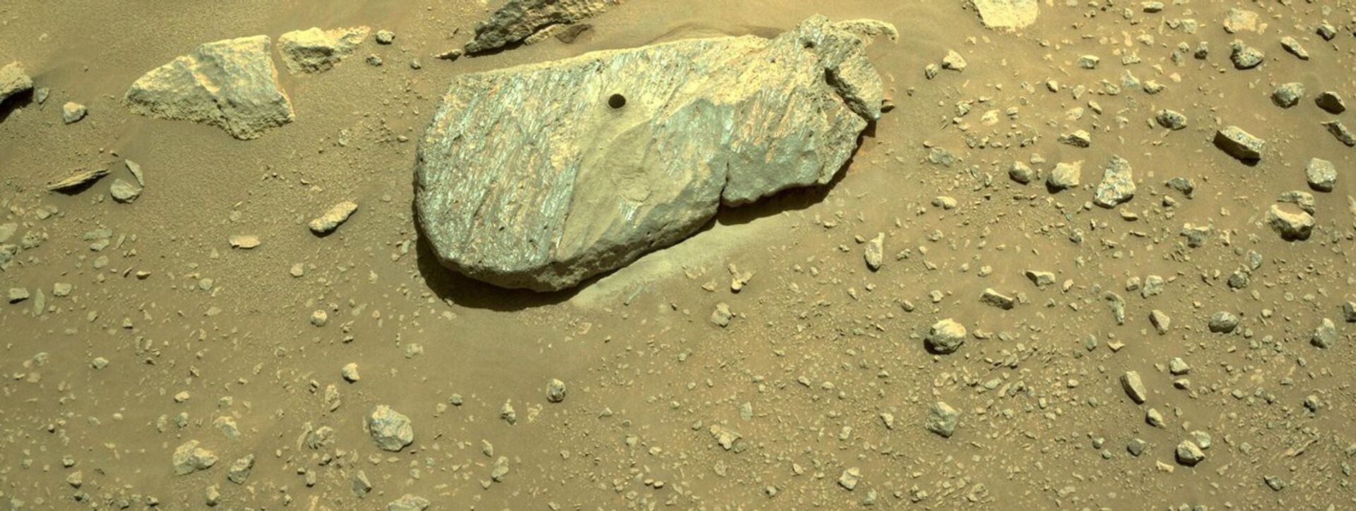 Composto de duas imagens obtidas por uma das câmeras de navegação do rover Perseverance da NASA mostra o buraco perfurado durante sua segunda tentativa de coleta de amostras. As imagens, tiradas em 1º de setembro de 2021 (no 190º sol, ou dia marciano, da missão) na unidade geológica Cratera de Piso Fraturado Rugoso na Cratera Jezero de Marte. A equipe de pesquisa apelidou a rocha de Rochette e o local na rocha onde a amostra foi obtida de Montdenier - Sputnik Brasil, 1920, 09.11.2021