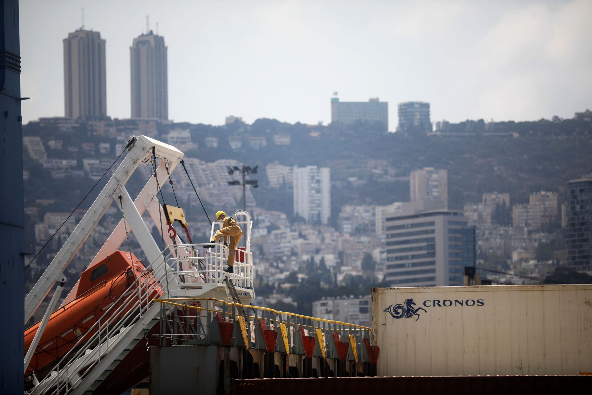 Um trabalhador portuário sobe uma escada em um navio de carga enquanto ele está atracado no Porto de Haifa, Israel, em 8 de agosto de 2021 - Sputnik Brasil, 1920, 09.11.2021