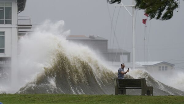 Homem fotografa forte ondulação no lago Pontchartrain durante aproximação do furacão Ida, Nova Orleans, EUA - Sputnik Brasil
