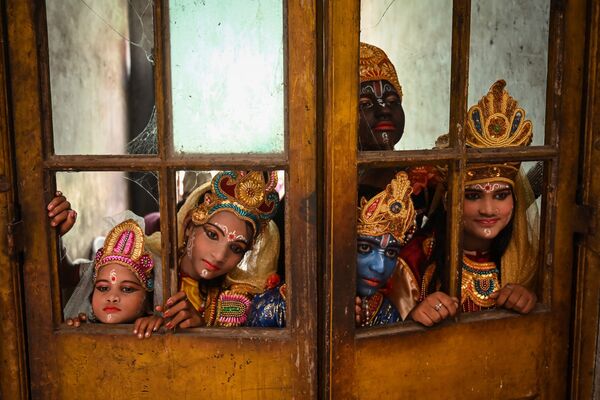 Artistas esperam para entrar em palco no âmbito do festival Janmashtami, dedicado ao nascimento de Krishna, Índia. - Sputnik Brasil