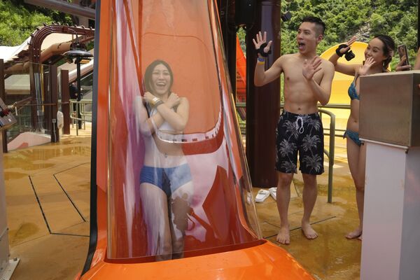 Visitantes do parque de diversões Water World Ocean em Hong Kong, China. - Sputnik Brasil