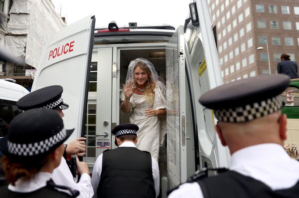 Ativista em vestido de noiva em carro da polícia durante o protesto da Extinction Rebellion em Londres, Reino Unido. - Sputnik Brasil