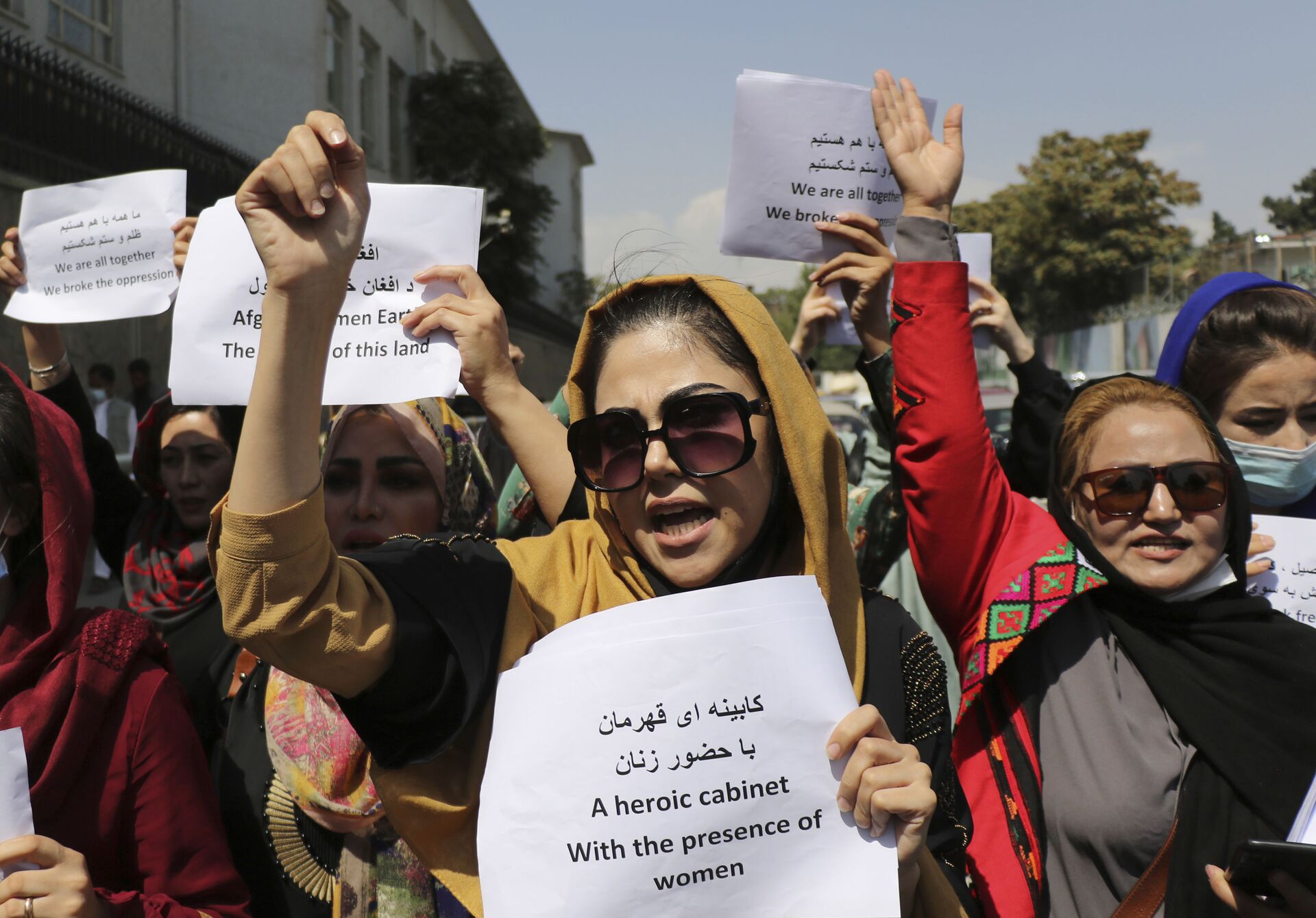 Mulheres se reúnem para exigir direitos após o Talibã (organização terrorista proibida na Rússia e em vários outros países) ter assumido o poder no país, durante protesto em Cabul, Afeganistão, 3 de setembro de 2021 - Sputnik Brasil, 1920, 09.11.2021