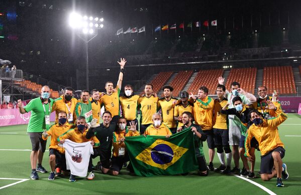 Jogadores do Brasil comemoram vitória na final de futebol de 5 nas Paralimpíadas contra a Argentina, 4 de setembro de 2021. - Sputnik Brasil