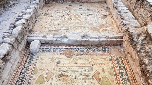 Mosaico e inscrição encontrados na igreja bizantina em Israel. As inscrições dizem que a igreja foi ampliada no séc. VI e dedicada a um glorioso mártir cujo nome é desconhecido - Sputnik Brasil