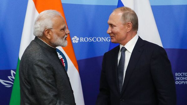 Narendra Modi, primeiro-ministro da Índia (à esquerda), cumprimenta Vladimir Putin, presidente russo, durante coletiva de imprensa antes do Fórum Econômico do Oriente, em Vladivostok, Rússia - Sputnik Brasil