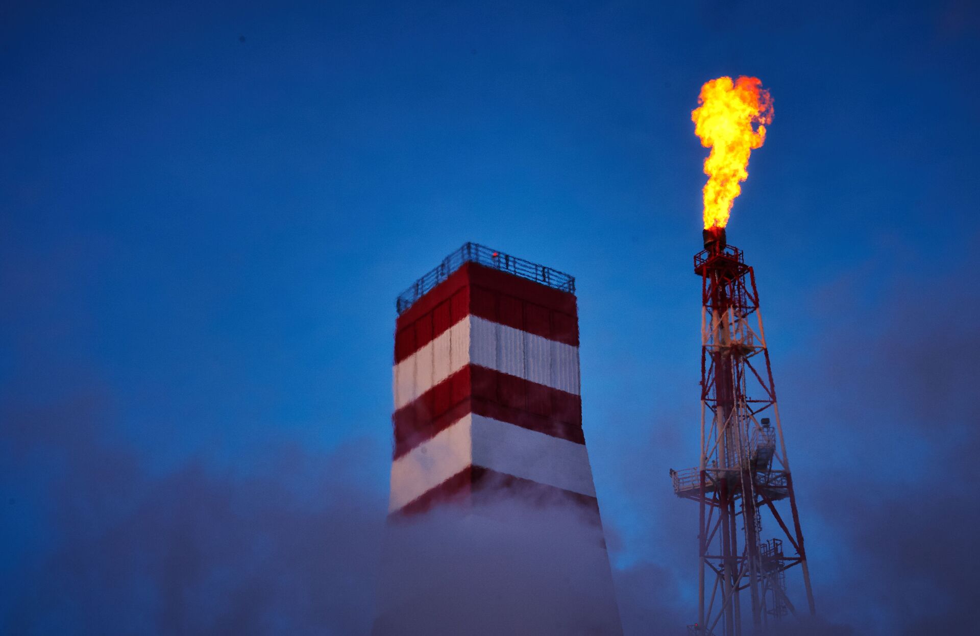 Plataforma de perfuração de petróleo e de queima de gás da empresa petrolífera Gazprom Neft na Rússia - Sputnik Brasil, 1920, 11.09.2022