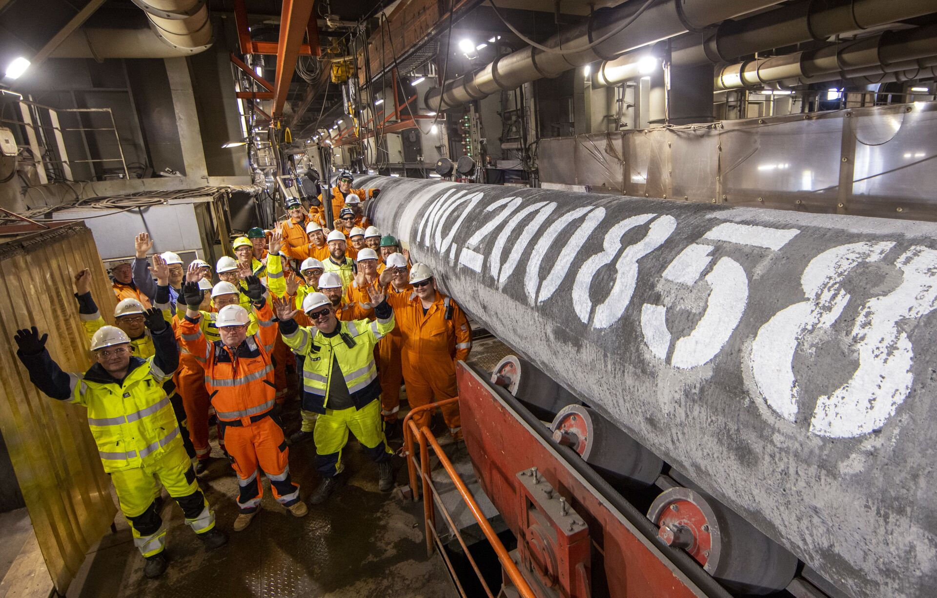 Especialistas instalam último tubo da segunda linha do gasoduto Nord Stream 2 (Corrente do Norte 2), marcando o fim próximo da construção do projeto - Sputnik Brasil, 1920, 13.12.2021