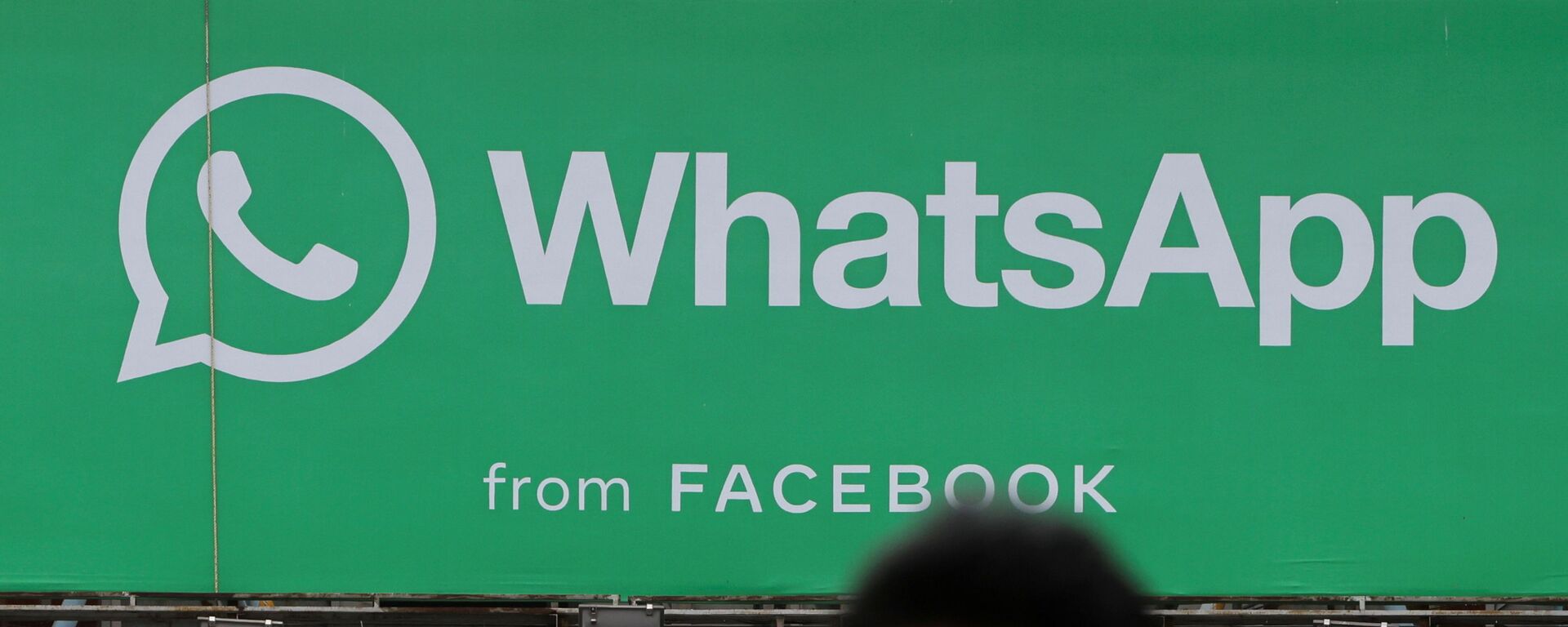 Homem passa por um cartaz do aplicativo WhatsApp em Mumbai, Índia, 26 de agosto de 2021 - Sputnik Brasil, 1920, 01.12.2021