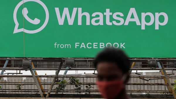 Homem passa por um cartaz do aplicativo WhatsApp em Mumbai, Índia, 26 de agosto de 2021 - Sputnik Brasil