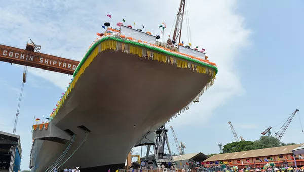 Porta-aviões INS Vikrant em construção no estaleiro de Cochin - Sputnik Brasil