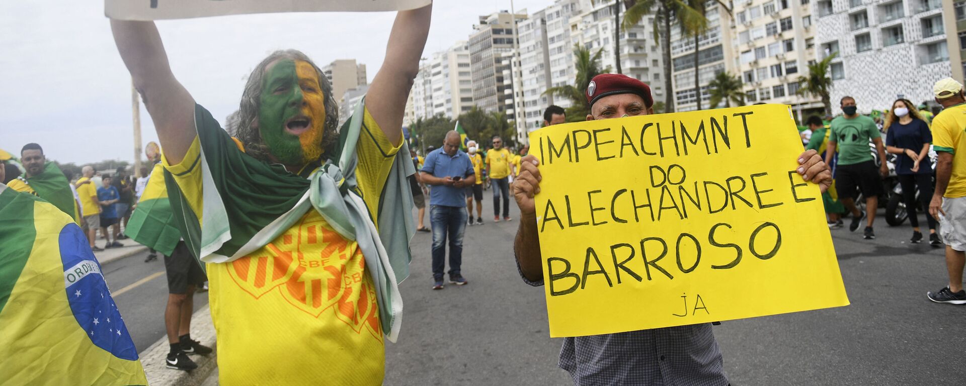 Manifestantes na praia de Copacabana, no Rio de Janeiro, pedem o impeachment do ministro do Supremo Tribunal Federal e presidente do Tribunal Superior Eleitoral (TSE), Luís Roberto Barroso. - Sputnik Brasil, 1920, 15.09.2021