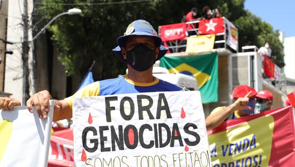 Homem segura cartaz durante manifestação contra o presidente Bolsonaro em Salvador, Bahia - Sputnik Brasil