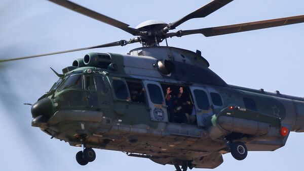 Presidente Jair Bolsonaro (sem partido) acena de um helicóptero durante manifestação a favor do seu governo em frente à Esplanada dos Ministérios, em Brasília, em 7 de setembro de 2021 - Sputnik Brasil