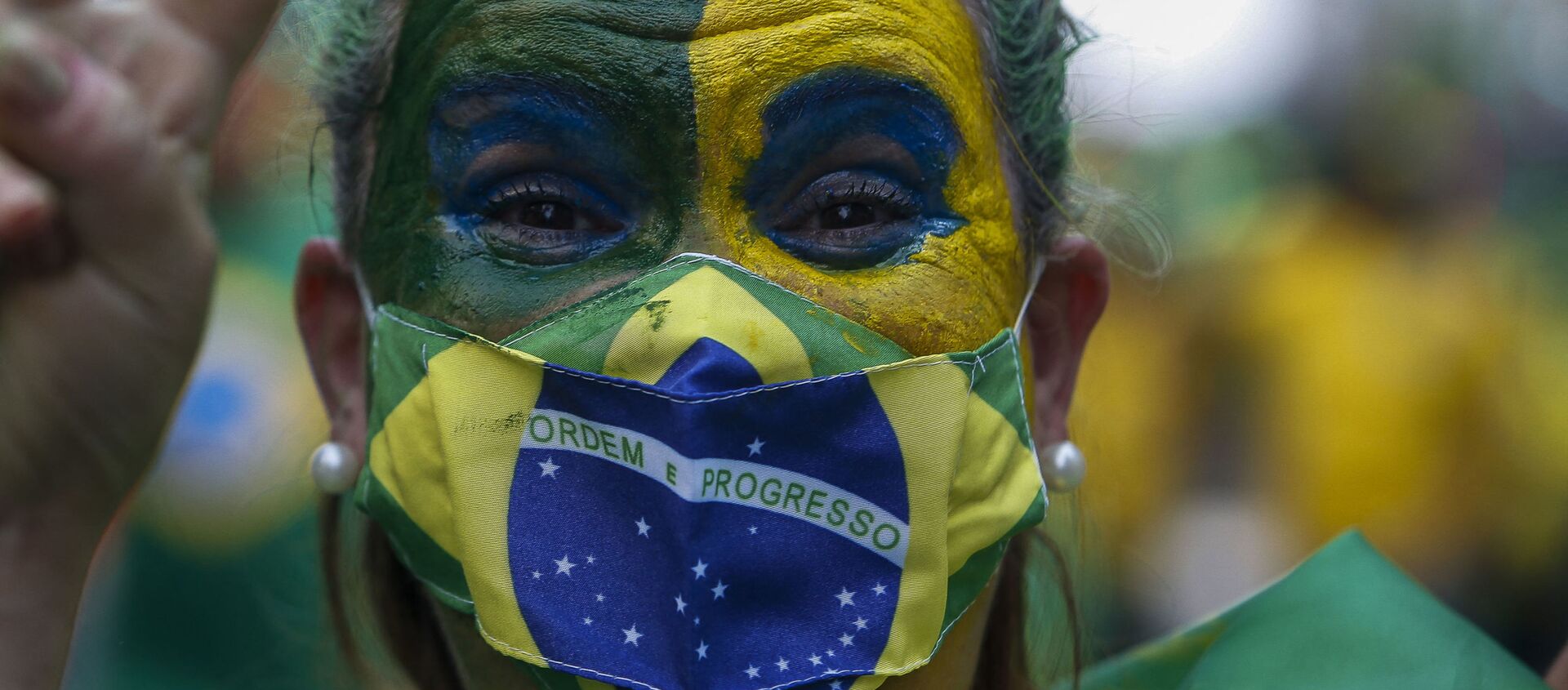 Mulher apoiadora de presidente brasileiro, Jair Bolsonaro, participa de manifestação pelo Dia da Independência do Brasil, em São Paulo, em 7 de setembro de 2021 - Sputnik Brasil, 1920