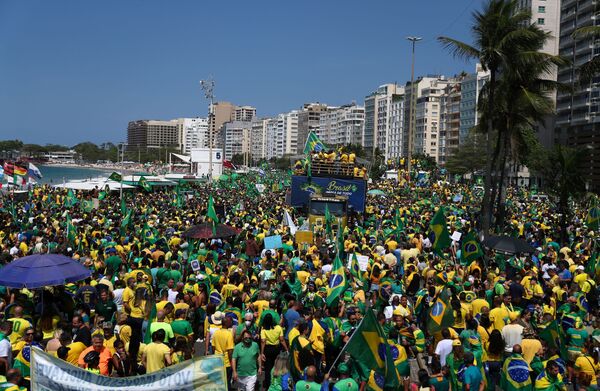 Apoiadores de Jair Bolsonaro marcham pelas ruas do Rio de Janeiro, em 7 de setembro de 2021. - Sputnik Brasil