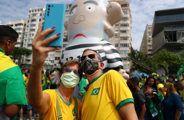 Casal de apoiadores de Jair Bolsonaro tira 'selfie' durante marchas pelo Dia da Independência, em 7 de setembro de 2021.  - Sputnik Brasil