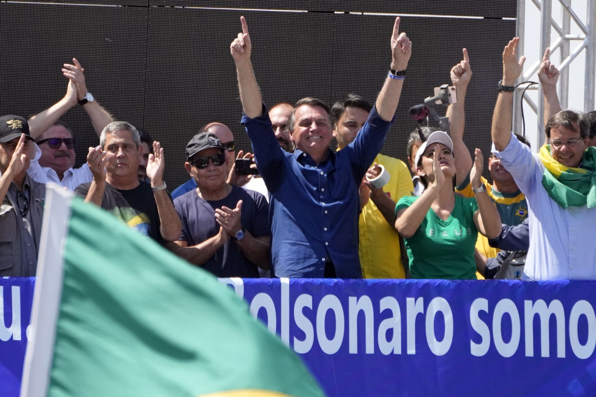 Presidente brasileiro Jair Bolsonaro festejando com seus apoiadores Dia da Independência, em 7 de setembro de 2021 - Sputnik Brasil, 1920, 09.11.2021