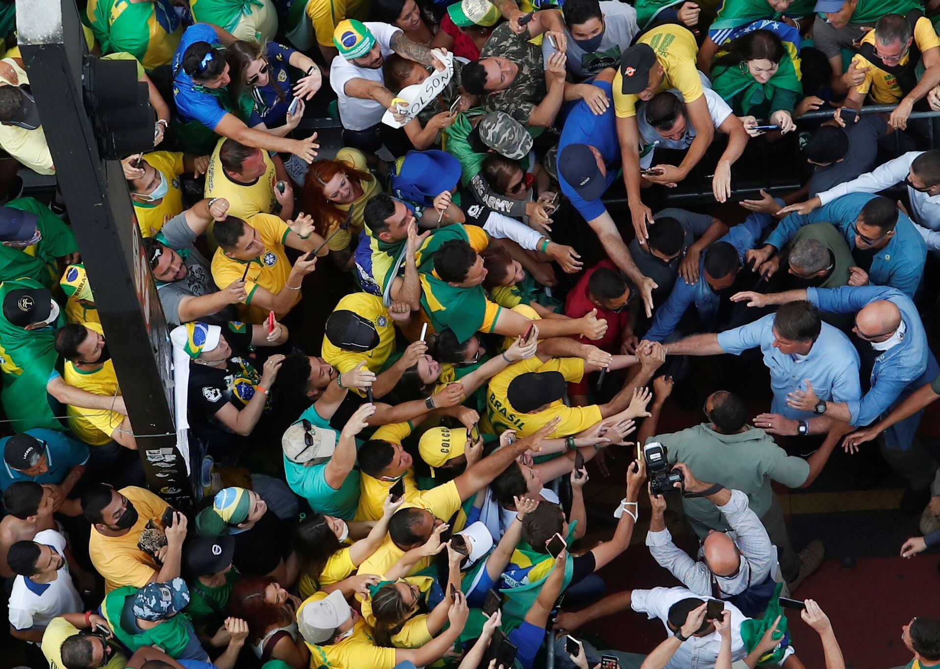 O presidente brasileiro Jair Bolsonaro saúda seus apoiadores enquanto eles se reúnem para apoiar o líder da extrema direita em sua disputa com o Supremo Tribunal Federal, em São Paulo, Brasil, 7 de setembro de 2021 - Sputnik Brasil, 1920, 09.11.2021