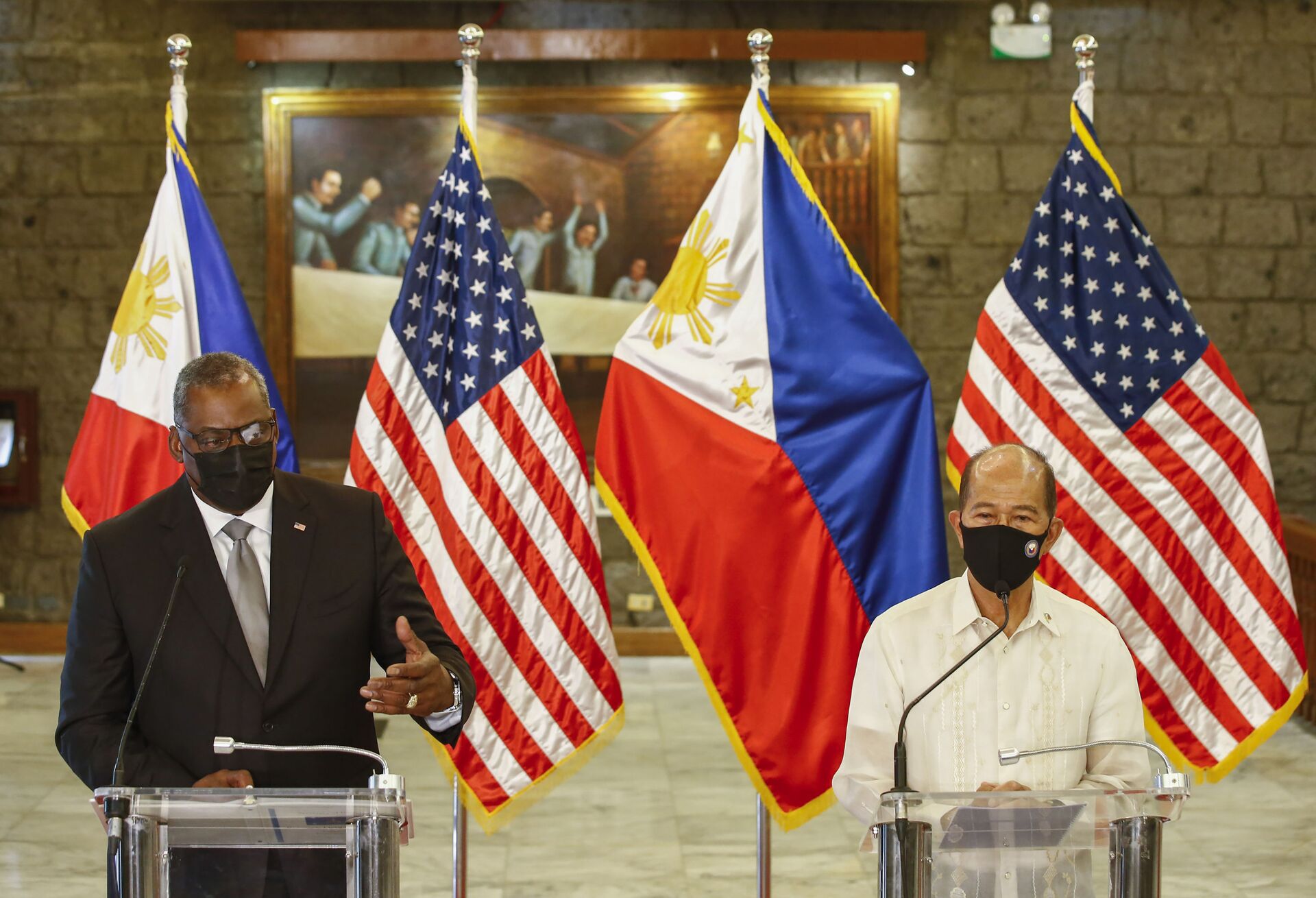 O secretário da Defesa dos Estados Unidos, Lloyd Austin, à esquerda, e o secretário da Defesa das Filipinas, Delfin Lorenzana, dão uma entrevista coletiva após uma reunião bilateral no acampamento militar Camp Aguinaldo em Quezon City, Filipinas, 30 de julho de 2021 - Sputnik Brasil, 1920, 09.11.2021