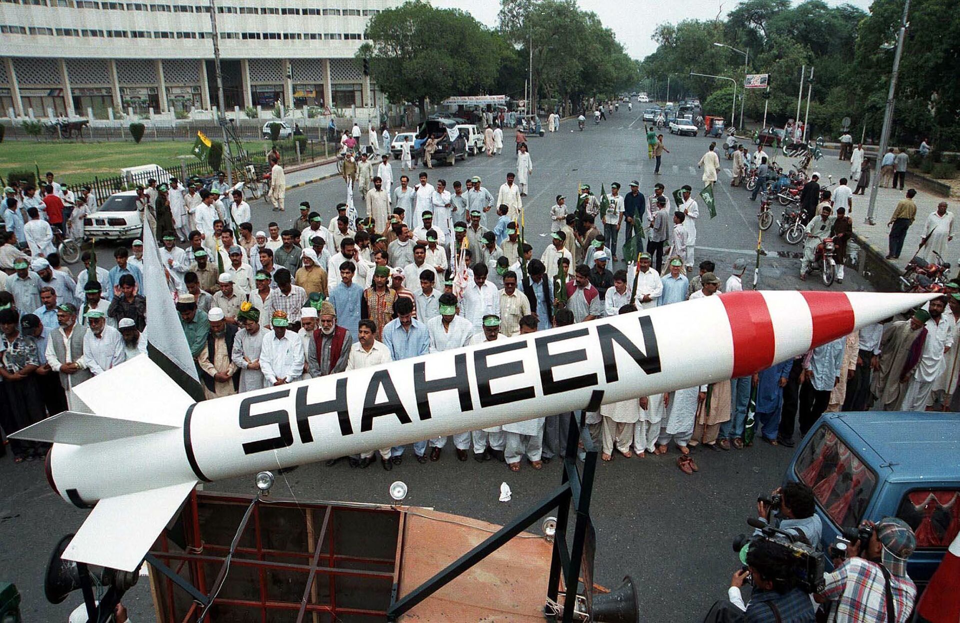 Modelo de míssil ar-ar paquistanês Shaheen, capaz de transportar ogiva nuclear, sendo apresentado pela primeira vez em Lahore, no Paquistão, em maio de 1999 - Sputnik Brasil, 1920, 09.11.2021