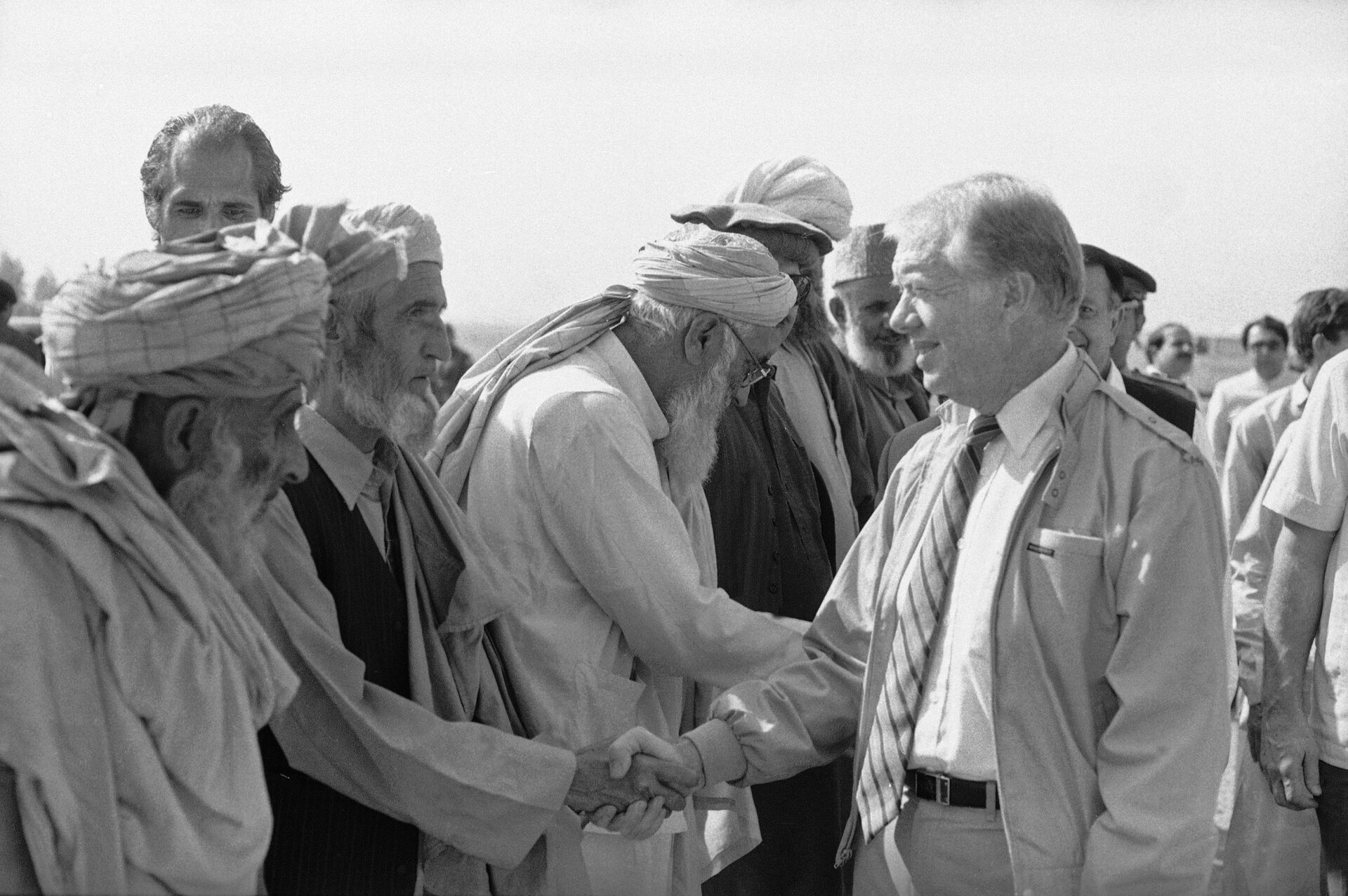Ex-presidente dos EUA, Jimmy Carter, cumprimentando refugiados afegãos em Peshawar, no Paquistão, em novembro de 1986 - Sputnik Brasil, 1920, 09.11.2021