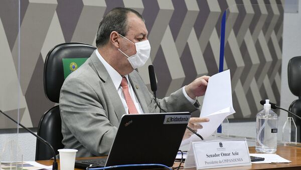 Presidente da CPI, Omar Aziz, analisa documento no Senado, 2 de setembro de 2021 Presidente da CPI, Omar Aziz, analisa documento no Senado, 2 de setembro de 2021 - Sputnik Brasil