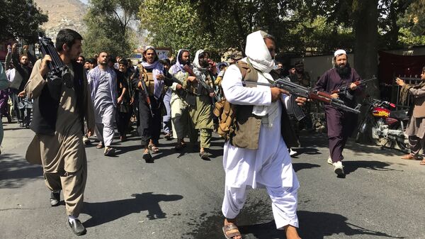Soldados do Talibã andam em direção aos afegãos que protestam contra o Paquistão, 7 de setembro de 2021 - Sputnik Brasil