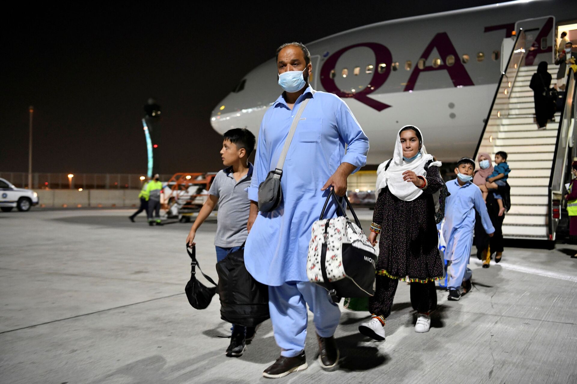 Passageiros desembarcam do avião proveniente de Cabul em Doha, Qatar, 9 de setembro de 2021 - Sputnik Brasil, 1920, 09.11.2021