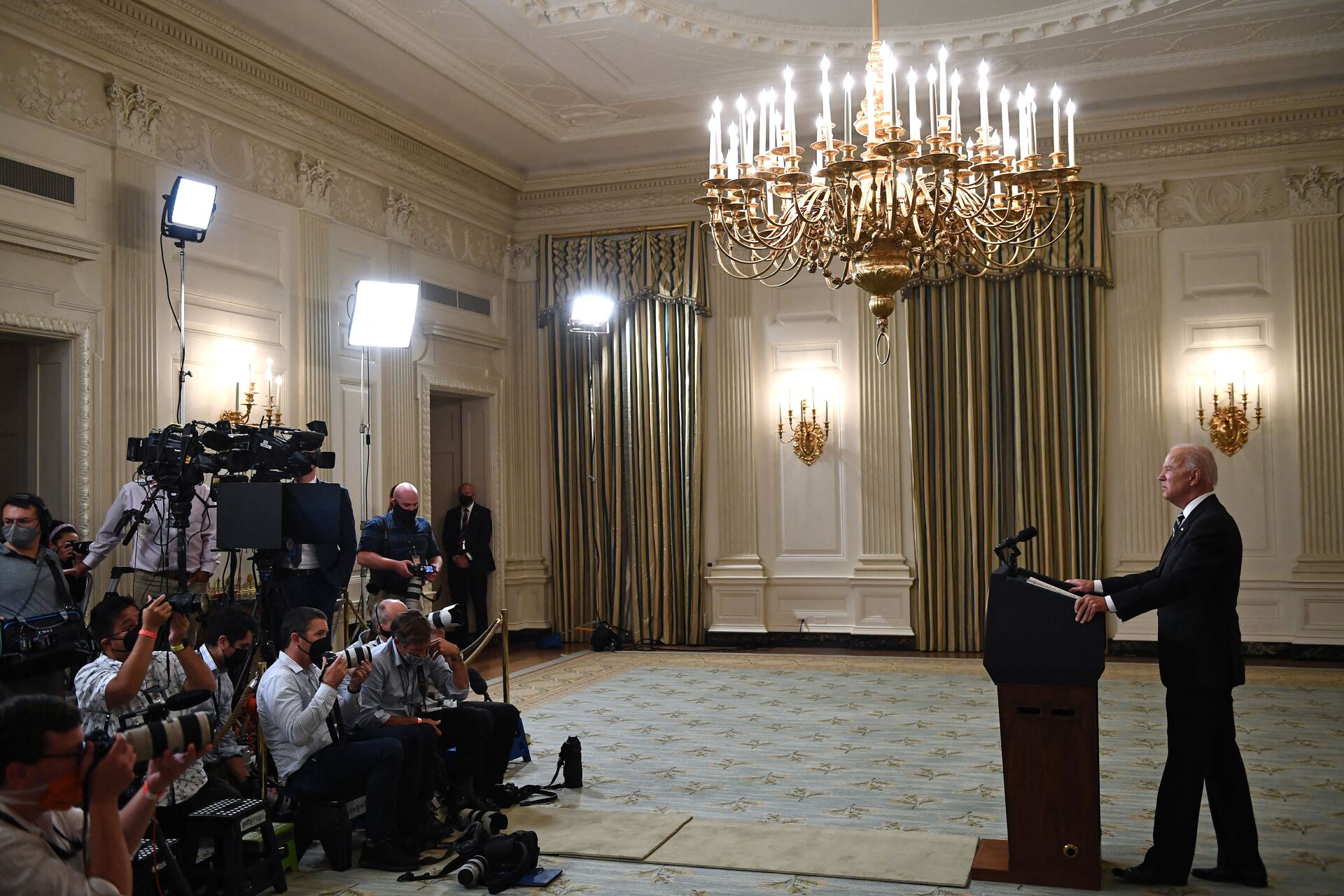 Presidente Joe Biden fala sobre o plano para parar a disseminação da variante Delta e sobre o reforço da vacinação contra a COVID-19, Casa Branca, Washington, 9 de setembro de 2021 - Sputnik Brasil, 1920, 09.11.2021