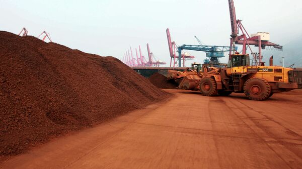 Carregamento de metais de terras raras no porto de Lianyungang, província de Jiangsu, no leste da China, para exportação ao Japão - Sputnik Brasil