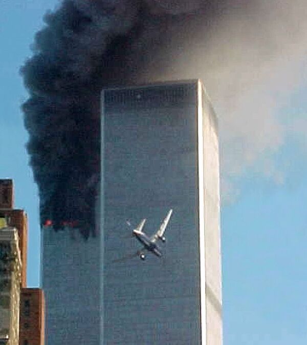 Momento de colisão de um avião sequestrado pelos terroristas com uma das torres do World Trade Center em Nova York, 11 de setembro de 2001. - Sputnik Brasil
