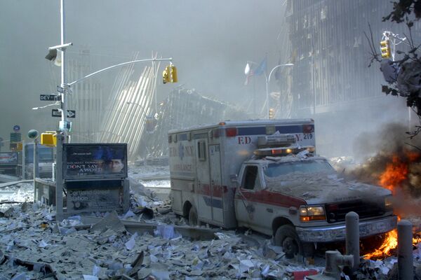Ambulância, coberta com escombros, em chamas após o colapso da primeira Torre do World Trade Center, 11 de setembro de 2001. - Sputnik Brasil