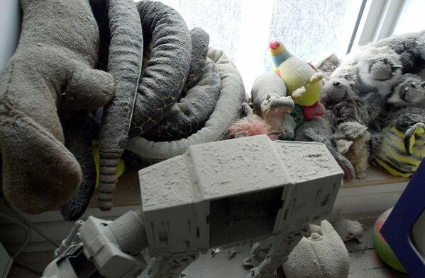 Brinquedos cobertos pela cinza em um apartamento após os ataques terroristas em Nova York em 11 de setembro de 2001. - Sputnik Brasil