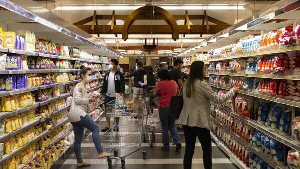Pessoas fazem compras em supermercado de classe média em São Paulo, 31 de agosto de 2021. - Sputnik Brasil