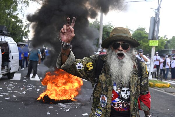 Homem protesta contra circulação de bitcoin em San Salvador, após El Salvador se tornar o primeiro país no mundo a aceitar bitcoin como moeda legal, 7 de setembro de 2021. - Sputnik Brasil