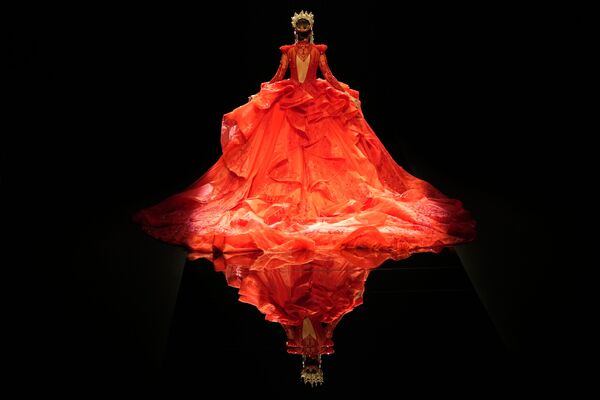 Modelo apresenta um vestido da coleção William Zhang, do estilista Hongwei Zhang, durante a Semana de Moda da China, 8 de setembro de 2021. - Sputnik Brasil