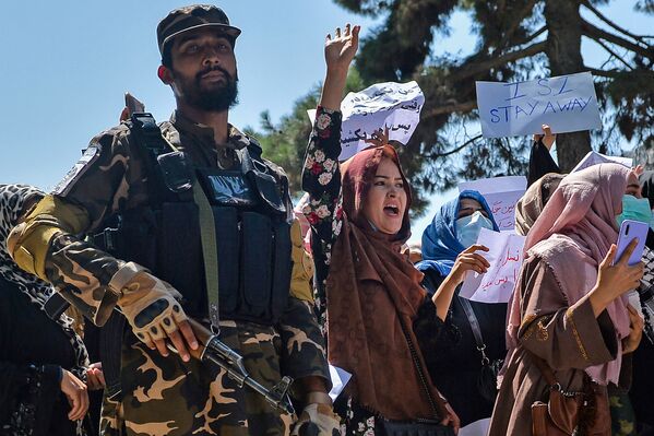 Mulheres afegãs protestam ao lado de um combatente do Talibã durante manifestação anti-Paquistão próximo da embaixada do Paquistão em Cabul, 7 de setembro de 2021. - Sputnik Brasil