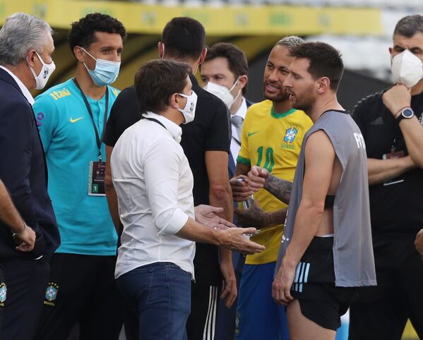 Lionel Messi e Neymar são vistos no gramado em São Paulo após interferência da Anvisa a fim de interromper o jogo pela alegada violação por jogadores argentinos das regras sanitárias do Brasil, 5 de setembro de 2021 - Sputnik Brasil