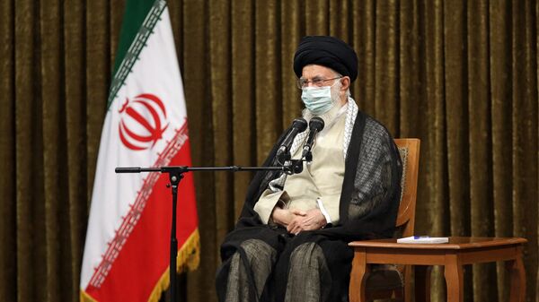Aiatolá Ali Khamenei, líder supremo do Irã, durante encontro com Ebrahim Raisi, presidente do Irã, e seu gabinete (fora da foto), em Teerã, Irã, 28 de agosto de 2021 - Sputnik Brasil