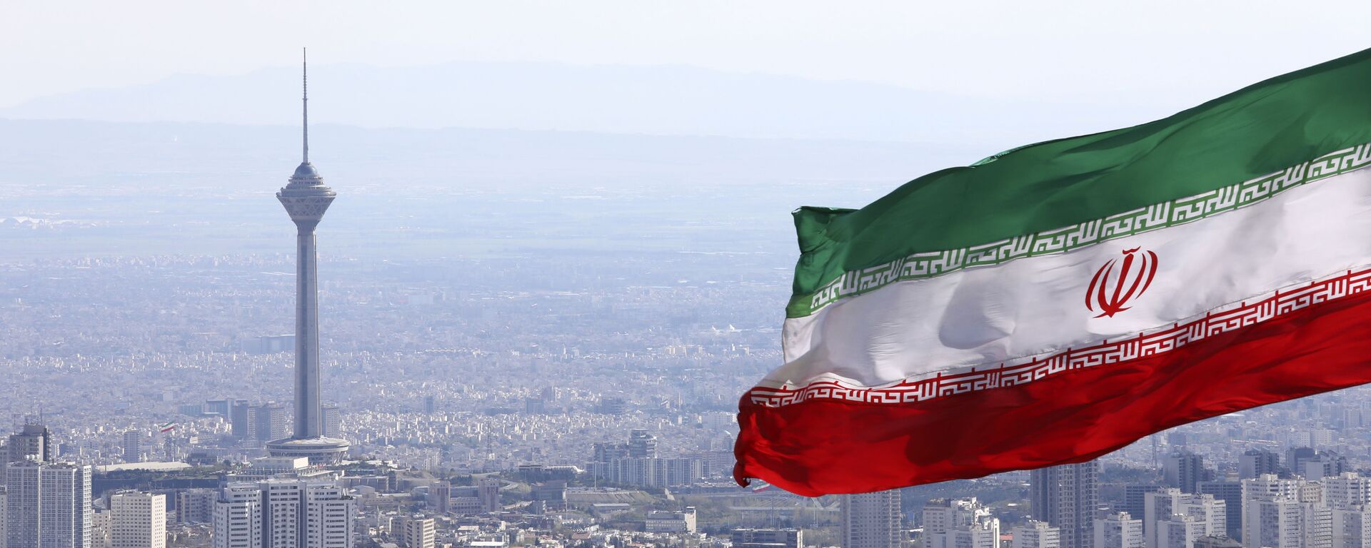 Bandeira do Irã com o pano de fundo da cidade de Teerã, Irã, 31 de março de 2020 - Sputnik Brasil, 1920, 14.09.2022