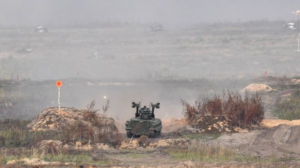 Robô de reconhecimento e combate russo Uran-9 durante a etapa principal dos exercícios militares Zapad 2021, no polígono de Mulino, região de Nizhny Novgorod, Rússia - Sputnik Brasil